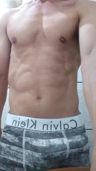 Sou amigo, romântico, atencioso. Gosto de ser agradável, ouvir e que me ouçam. Gosto de música: pop, eletrônica, rock. Cinema, TV, Esportes.