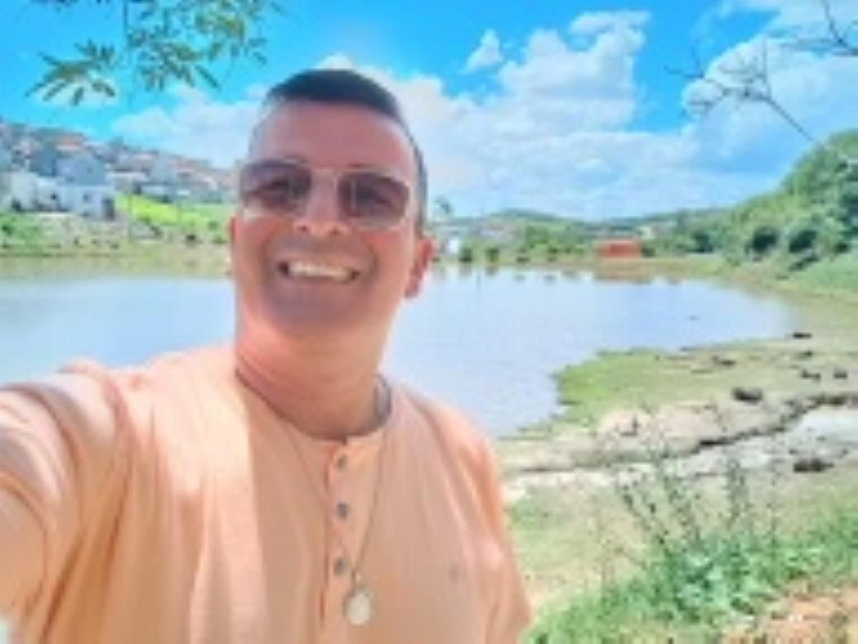 Este negócio de homem usando roupa íntima de mulher é brocante de mais