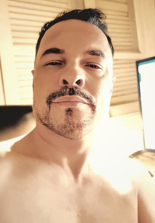 Eu quero me divertir! Não ligo muito pra beleza, mas os machos pauzudos tem preferência. E vamos parar de enrolar.