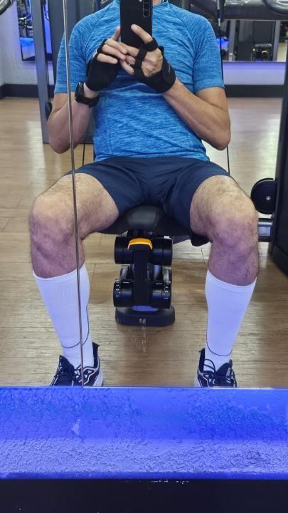 Sou carinhoso, ativo, discreto, afim de encontrar um cara passivo ou versatil, peludo para namoro. Não curto caras depilados.