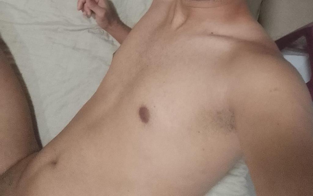 100% passivo. Afim de sexo casual com ativos. Manda o watts pra adiantar??