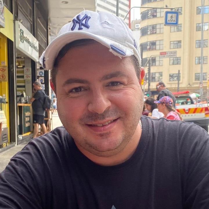 Discreto, passivo, cheiroso, simpático e bem humorado. Curto mamar e ser mamado, dar e levar rola em todas as posições.