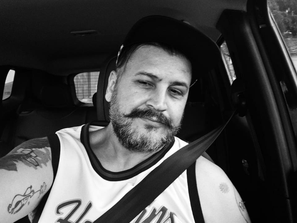 cara bacana , tranquilo , educado. Não respondo a perfil sem foto. Procuro um cara passivo a principio para eventuais encontros.