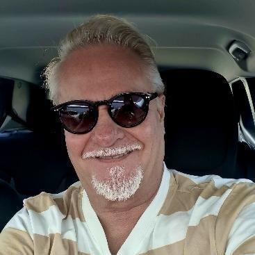 ALGUEM SOLTEIRO Quero amigo , companheiro, inteligente e que o sexo comece com a cabeça de cima.. carinhos são atrativos também.