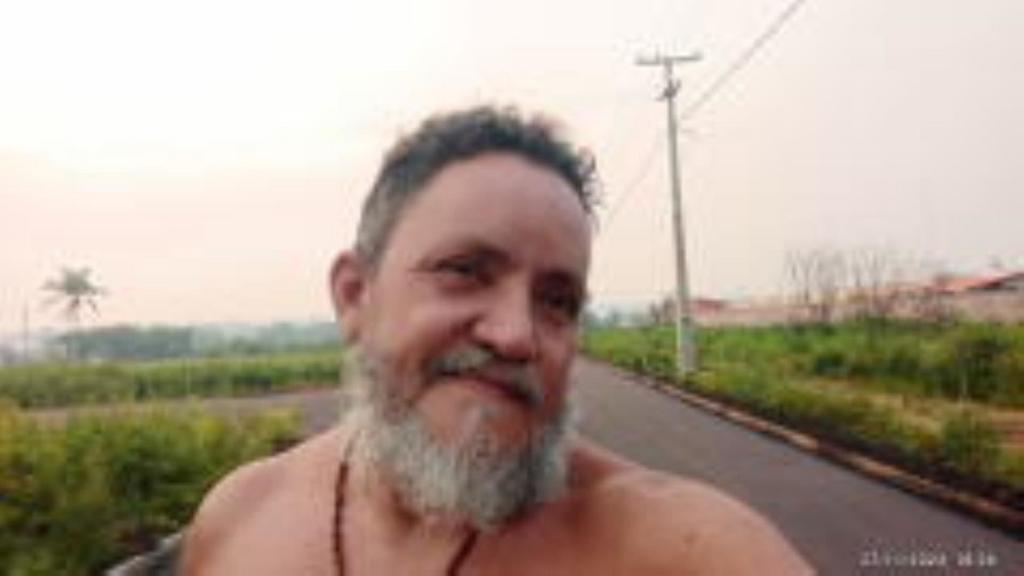 Gostaria de encontrar alguém extrovertido assim como eu, pra vivermos uma vida em comum, alguém que possamos contar sempre um com o outro.
