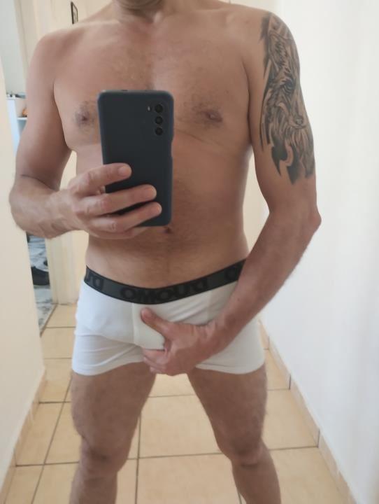 PROCURO ATIVO para algo casual, para sexo sem compromisso. Algo sério apenas se rolar química, nada de falsas expectativas.