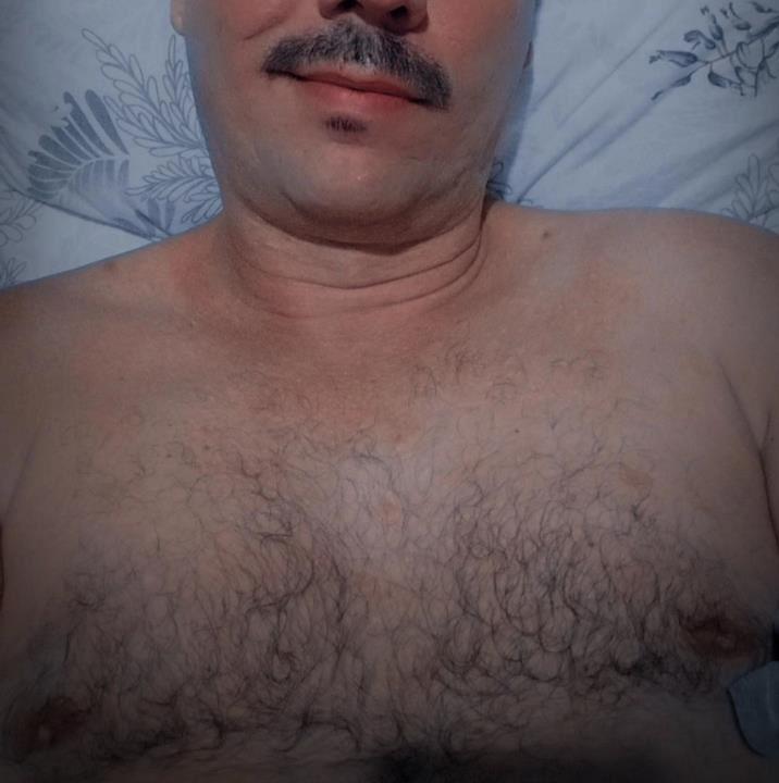 Amigo, de riso fácil, disposto em conhecer um homem para momentos descontraídos e gostosos para ambos. Quer saber mais , me chama aí.