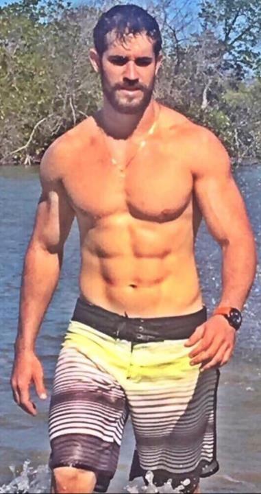 Homem sarado buscando semelhante macho musculoso