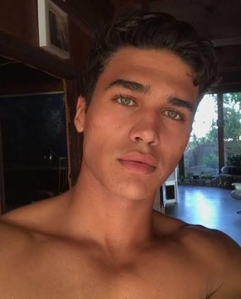 Vem gozar comigo BB meu pau lê espera
