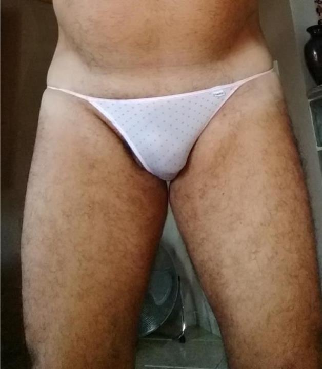 GOSTO DE FICAR AJOELHADO MAMANDO MACHO E OLHANDO NOS SEUS OLHOS