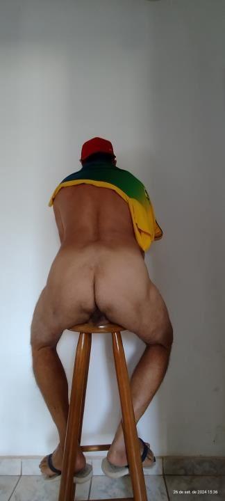 Sou passivo , não afeminado procuro caras ativos , com fotos