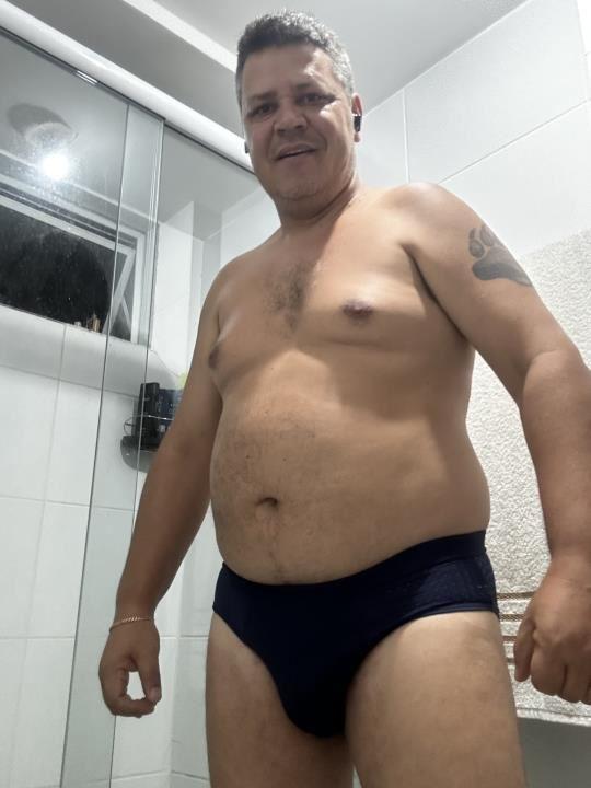 Curto coroas e urso!!! O simples fato disso já diz que não gosto de homens afeminados e tão pouco que usam calcinha.
