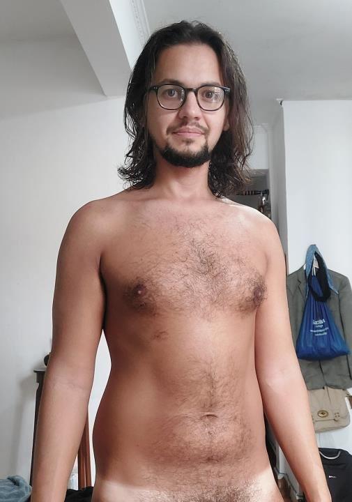 Sou tranquilo, busco relações leves casual ou algo mais.