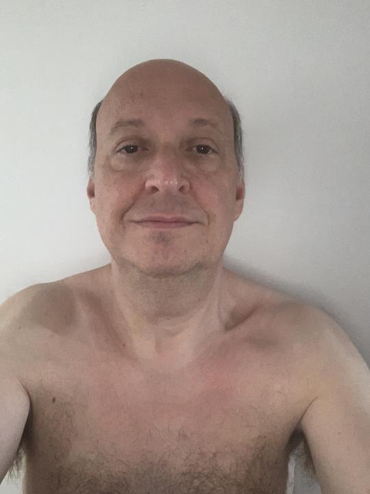Sou cara simples que gostaria de namorar e casar, mas como esse é pra putaria, que eu adoro, então vamos lá! curto muito gouine