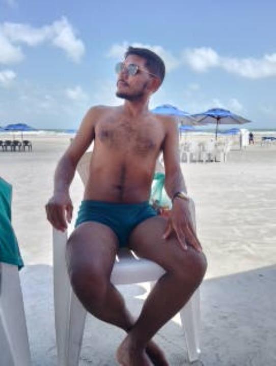 Moreno discreto, atencioso e educado, acima de curtir uma boa pegação com caras discretos.